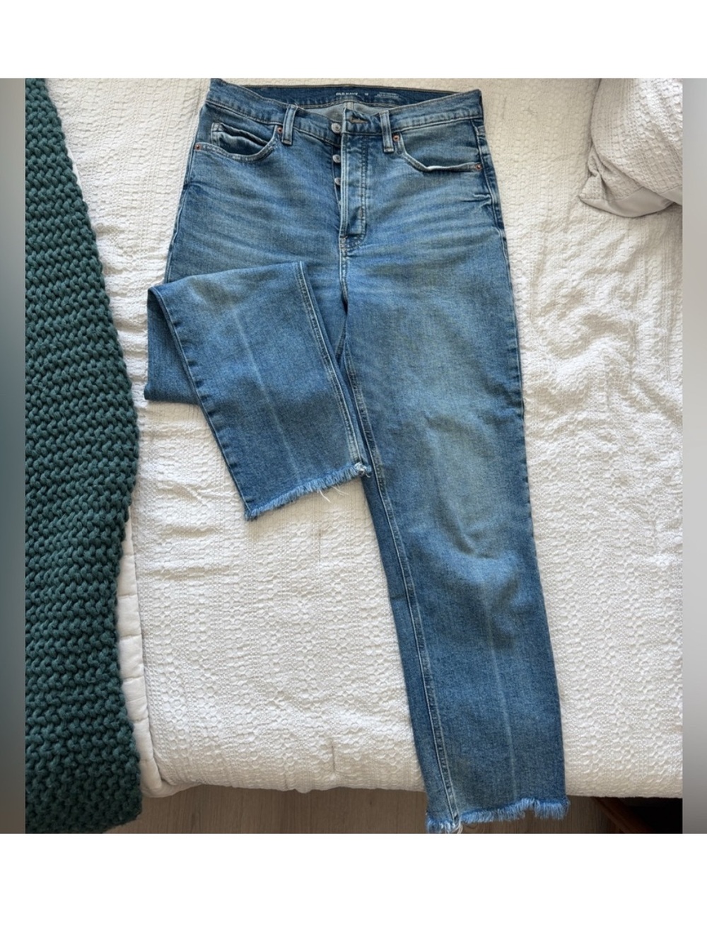 Old Navy High-Rise Straight Jeans in Medium Blue